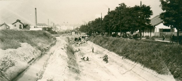 Glavni gradski kanal 1930. godine. Presvođivanje kraj otvorenog kanala